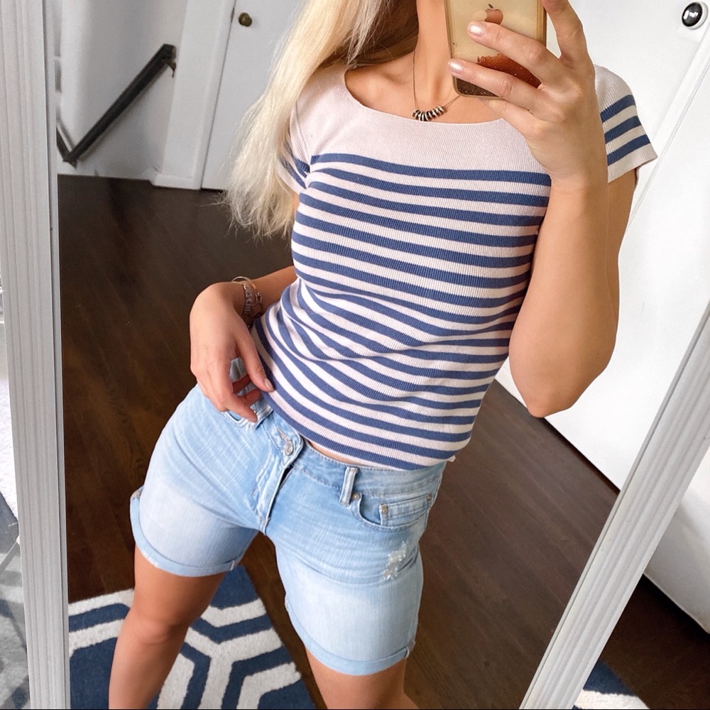💙 LIGHT BLUE ROLL UP DISTRESSED SHORTS! - Picture 8 of 10